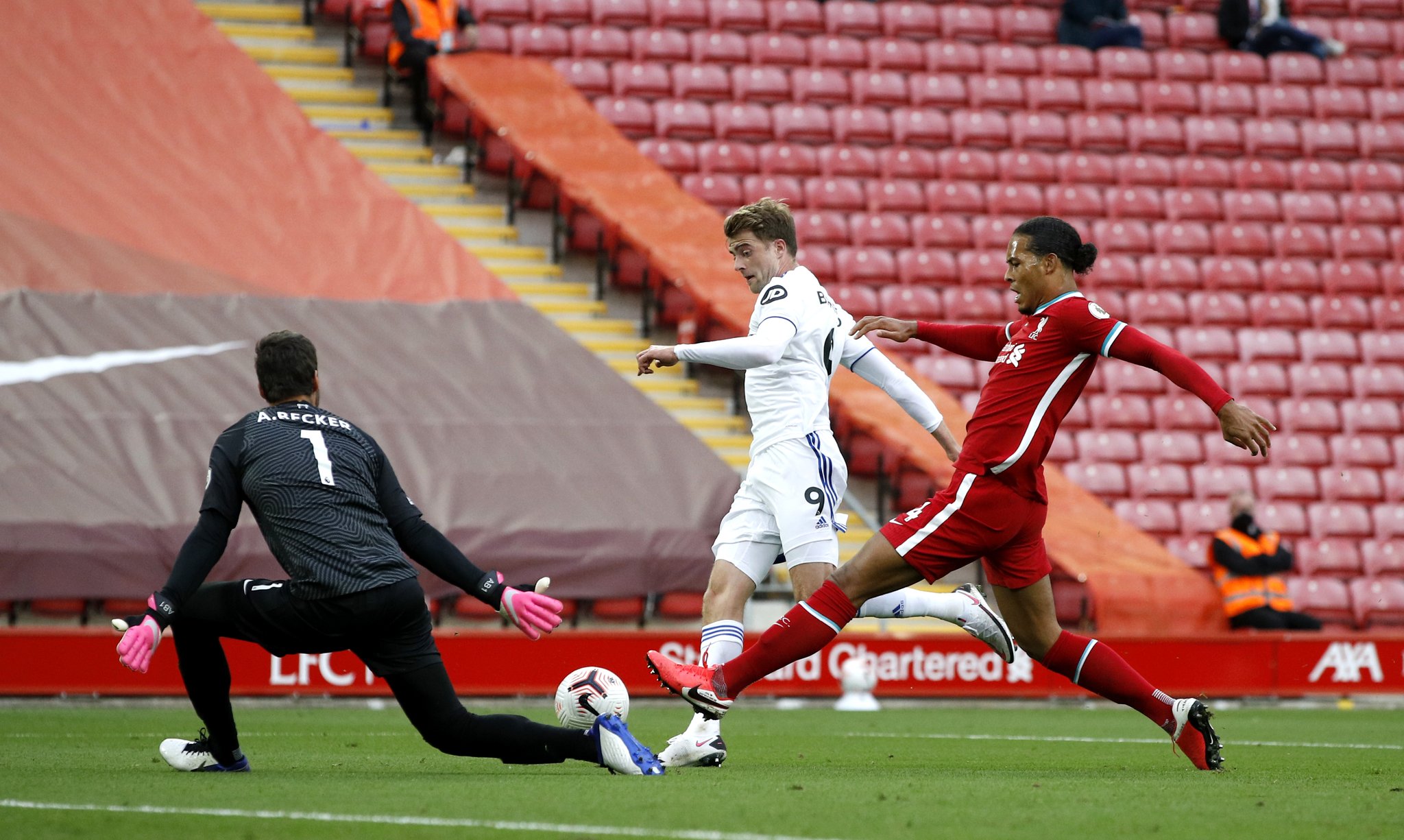 英超：诺丁汉森林客场3-0狼队 豪取六连胜.